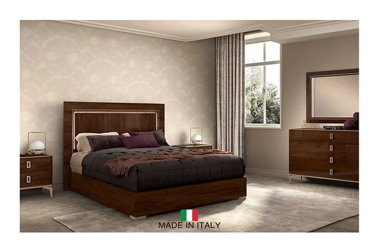 Eva Bedroom Set in Brown