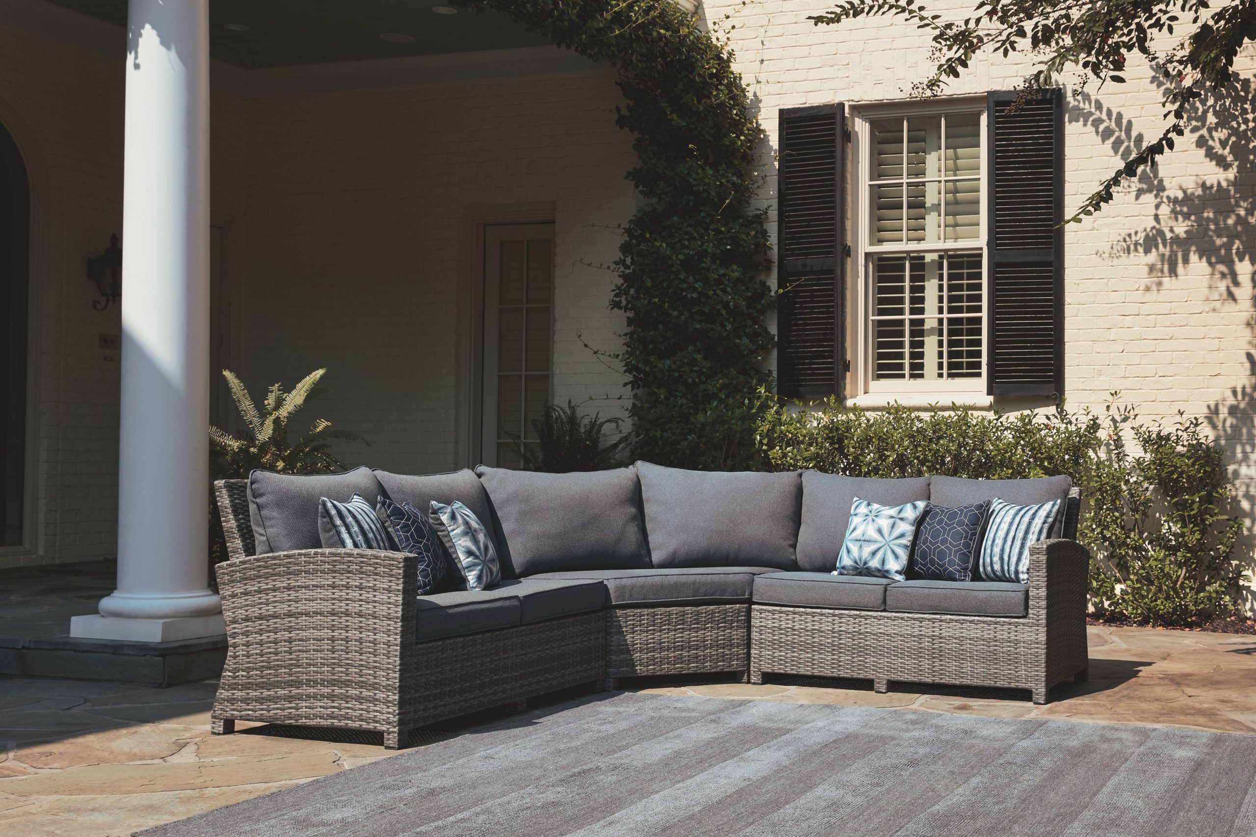 Ashley Salem Beach – Gray – 3 Pc. – Sectional Lounge